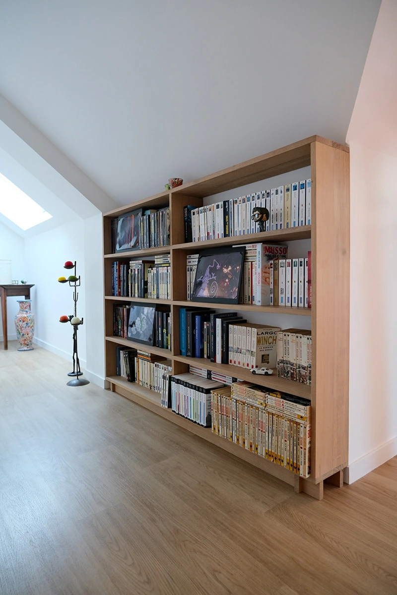 Bibliothèque sur mesure en chêne huilé
