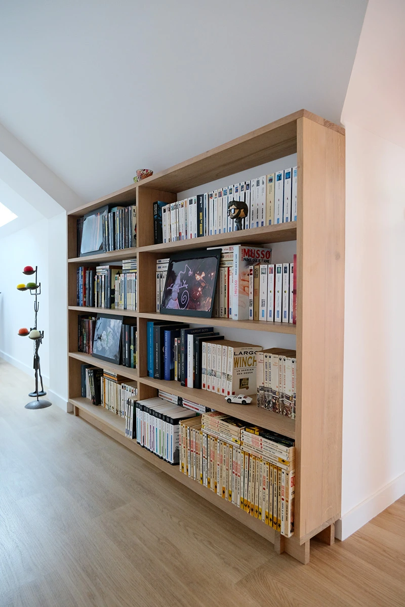 Bibliothèque sur mesure en chêne huilé