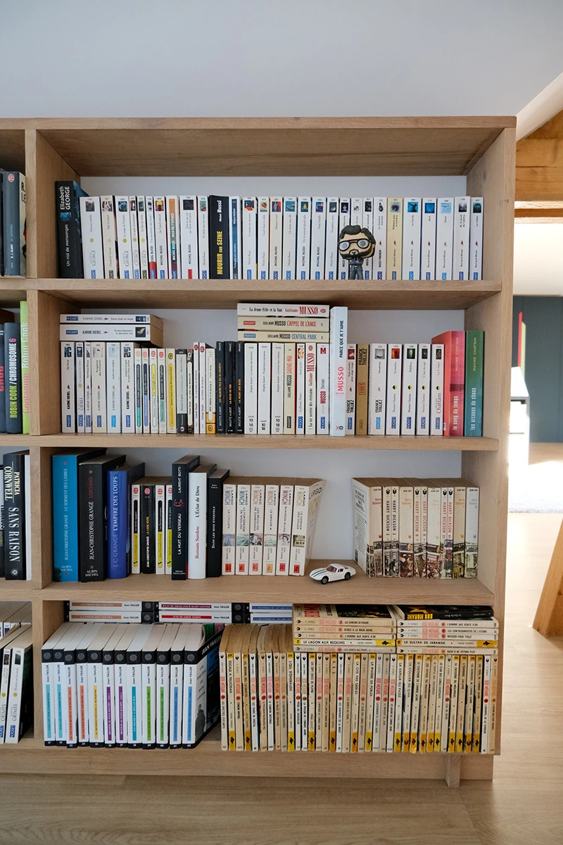 Bibliothèque sur mesure en chêne huilé