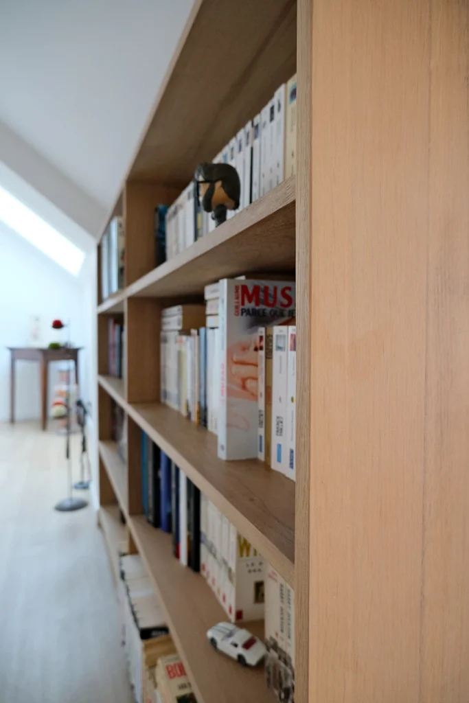 Bibliothèque sur mesure en chêne huilé