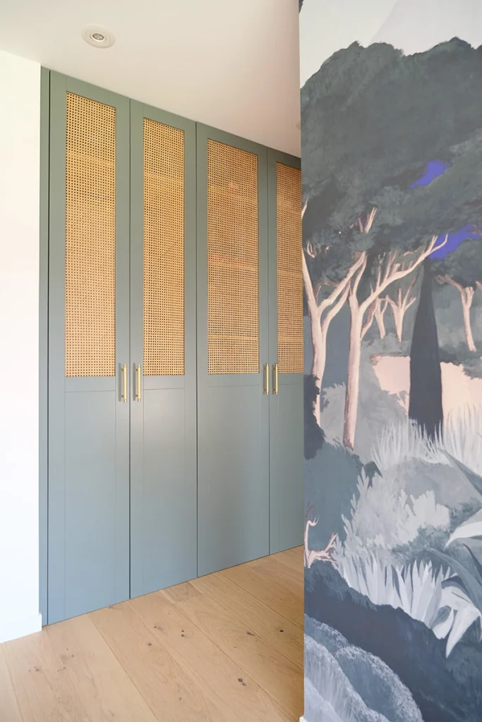 Dressing sur mesure, façades à cadre et cannage. Poignées dorées