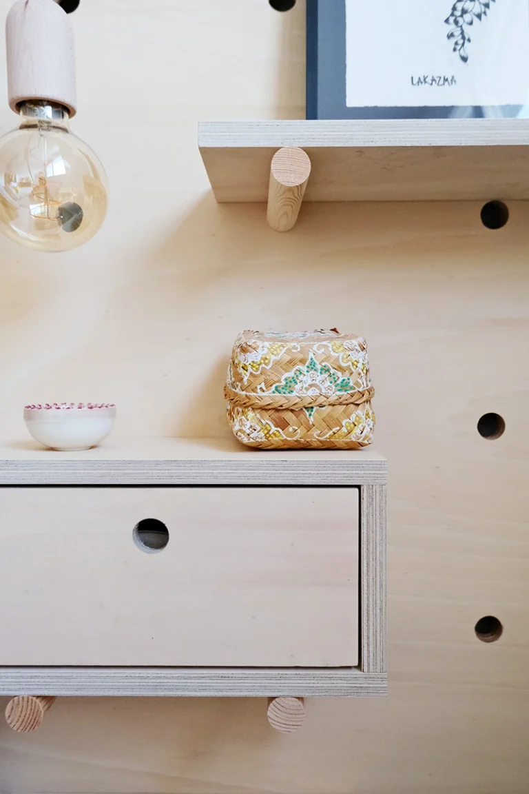 Tête de lit sur mesure inspiration pegboard en contreplaqué peuplier.